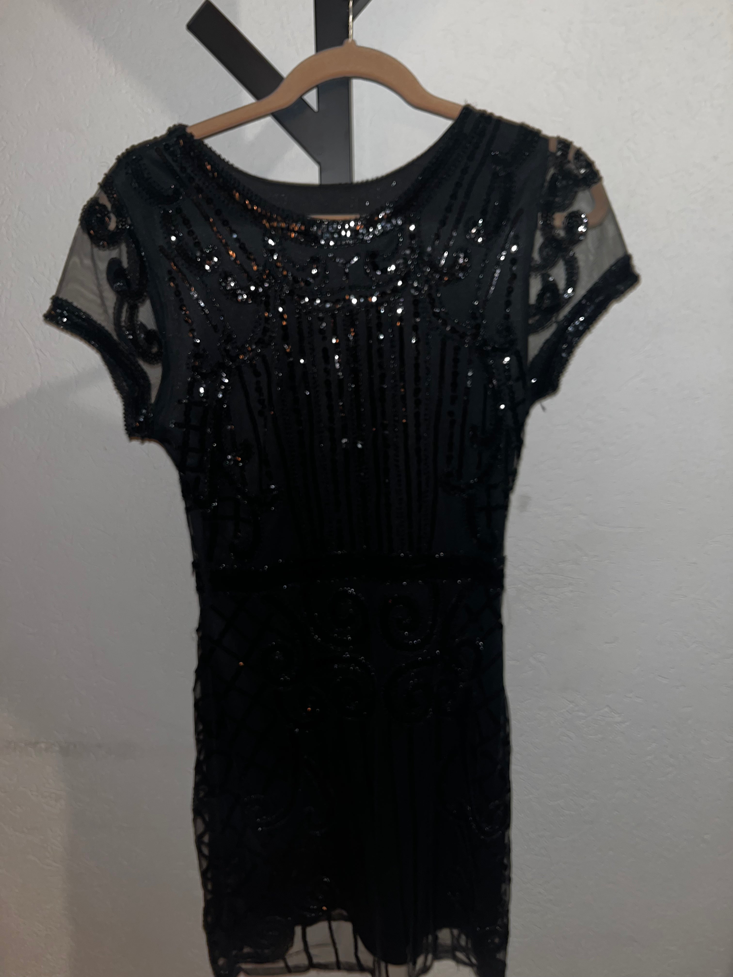 Vestido de noche cocktail con encaje elegante y discreto